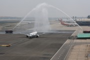 国产大飞机C919的“空中体验”：130多名首航旅客见证历史性时刻 餐食名为“五福临门”