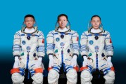 我国首位戴眼镜执飞的航天员出现了！近视也可以“飞天”吗？