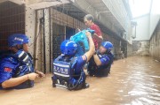新华全媒+|与时间赛跑 不落一人——重庆万州五桥洪灾一线救援直击